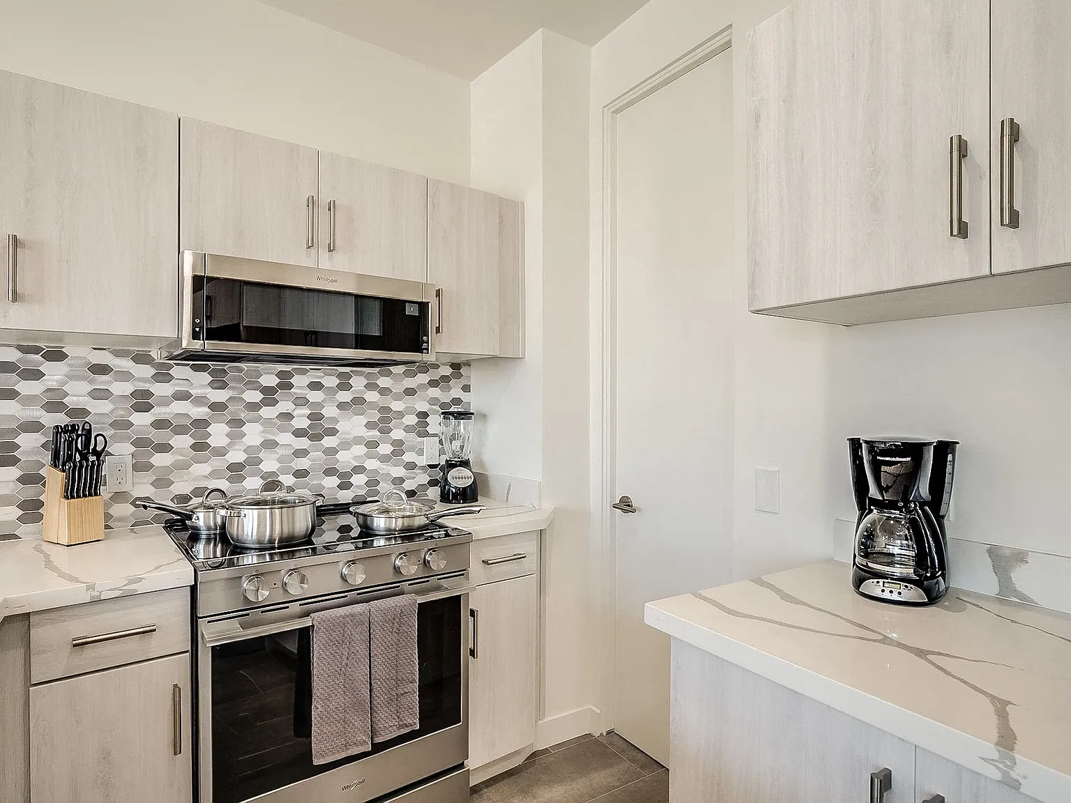 Eclipse Luxury Apts — Photo 3