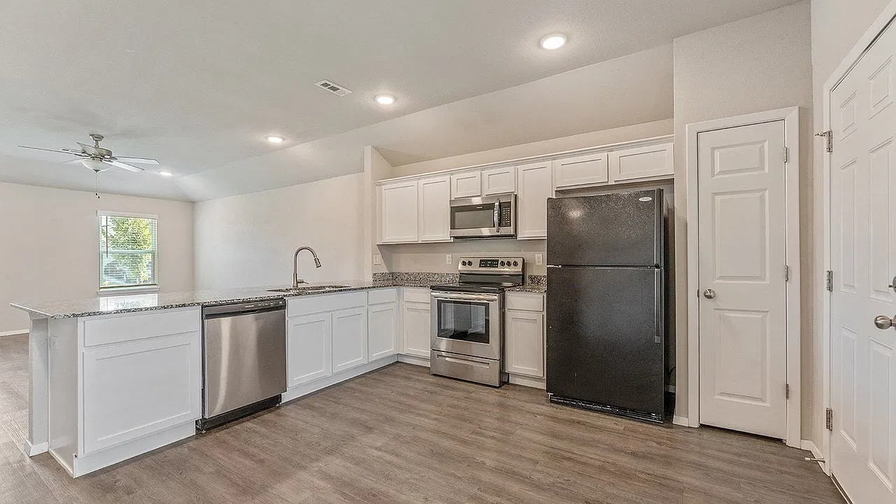 3 bed, 2.0 bath, 1345 sqft, $1,595 — Photo 3