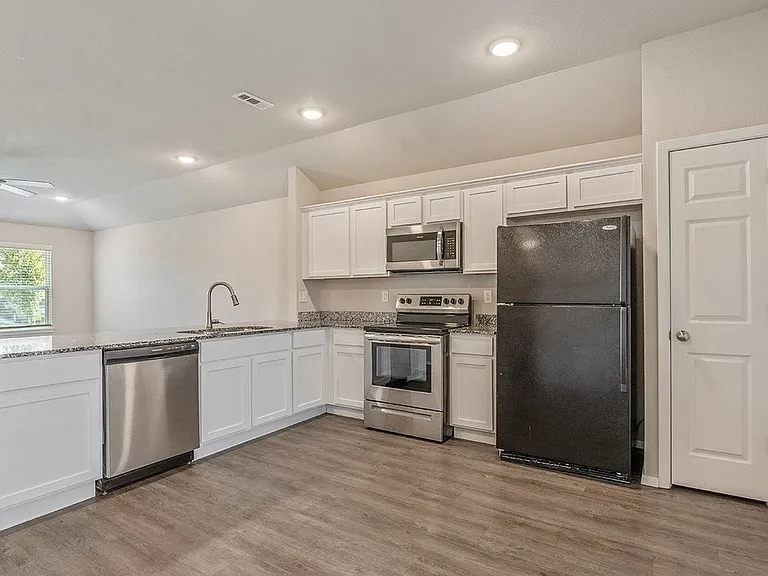 992 E Starling St — Photo 6