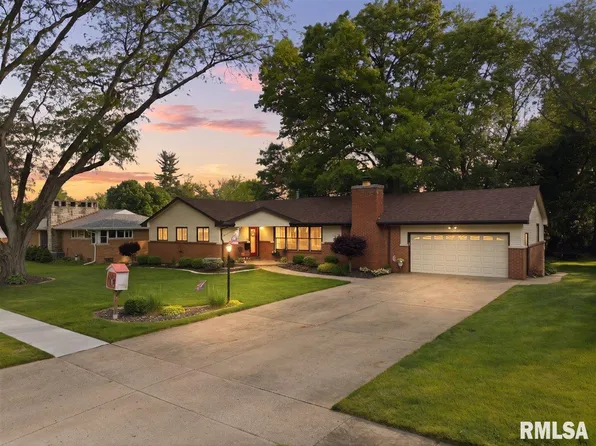 930 Birchwood Dr, Washington, IL 61571