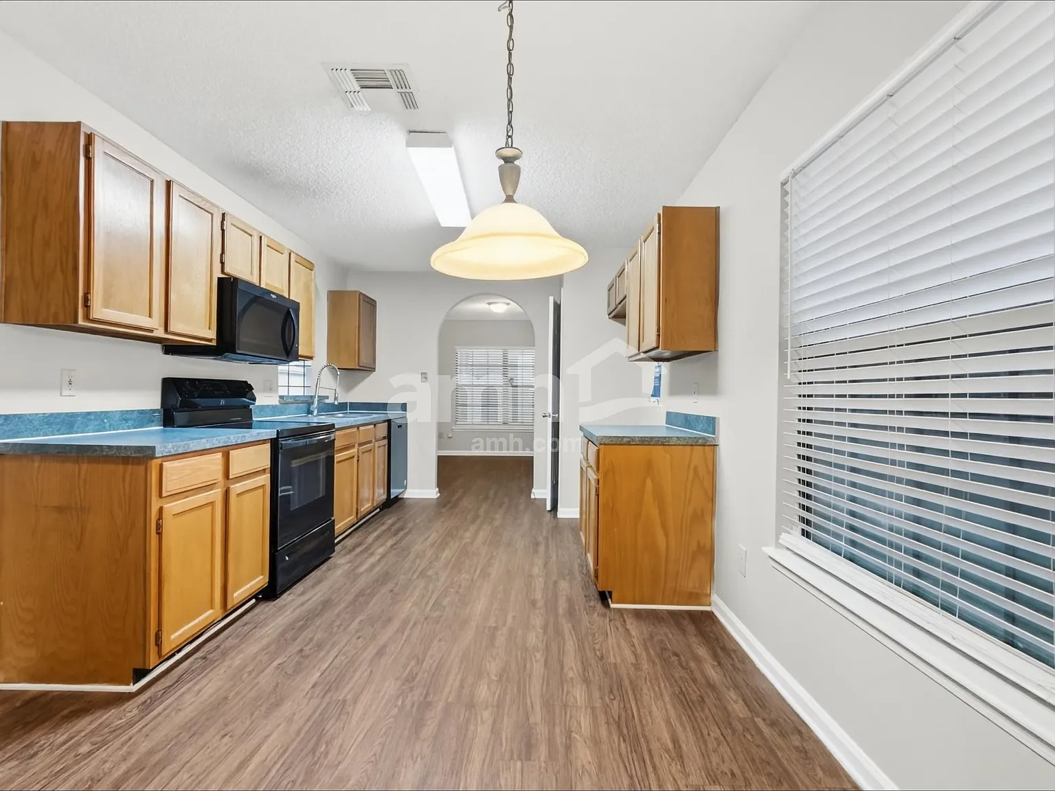 4 bed, 2.0 bath, 1926 sqft, $2,435 — Photo 4