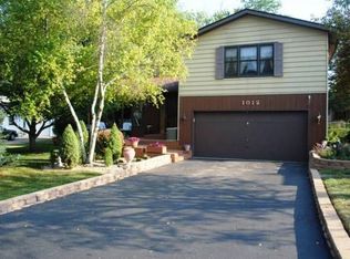 1012 Pershing Dr, Wauconda, IL 60084