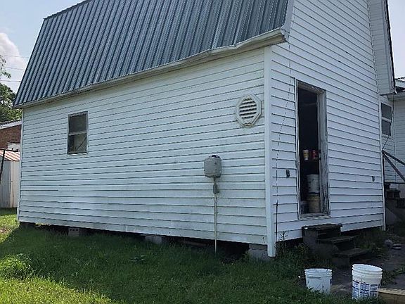 4th image of 221 Center St