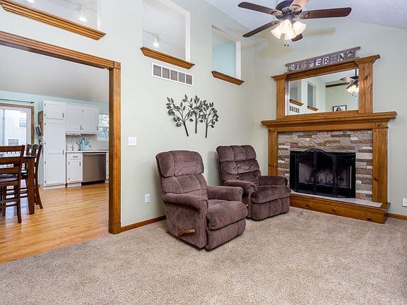 3rd image of 1045 Black Oak Dr