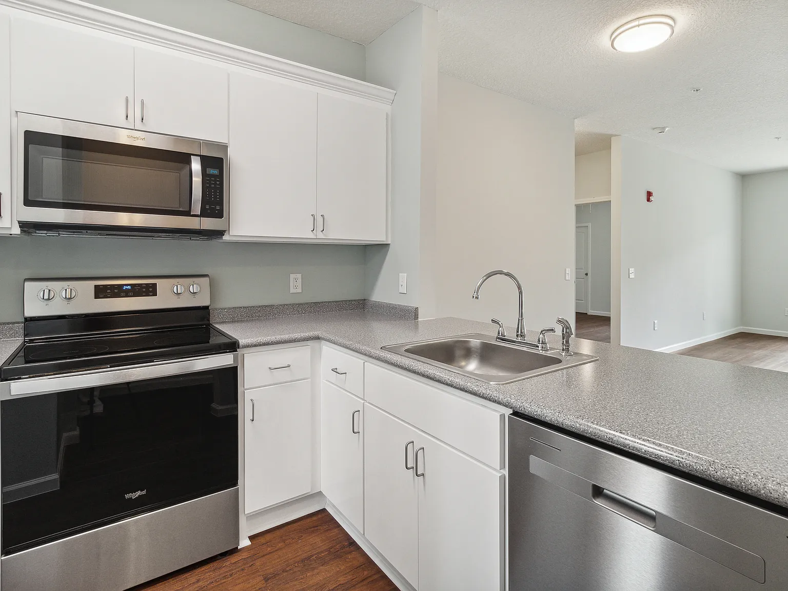 2 bed, 1000 sqft, $1,650 — Photo 2
