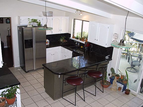 Bright contemp kitchen