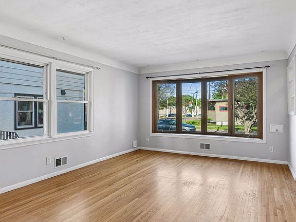 Upstairs bright living room