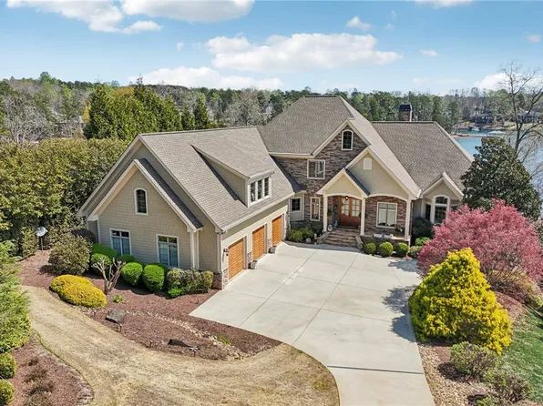 353 Stardust Ln, Seneca, SC 29672