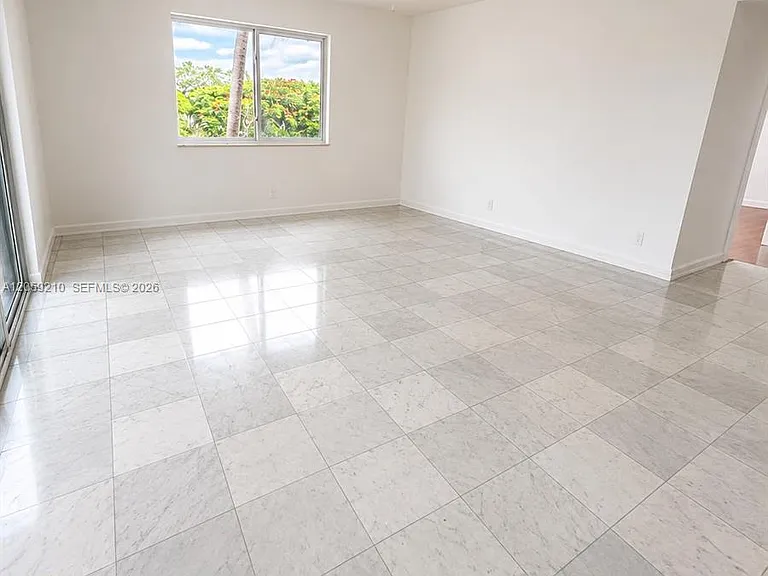 500 E Country Club Cir #7 — Photo 3