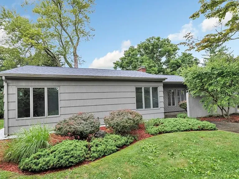 10 Drumlin Rd — Photo 1
