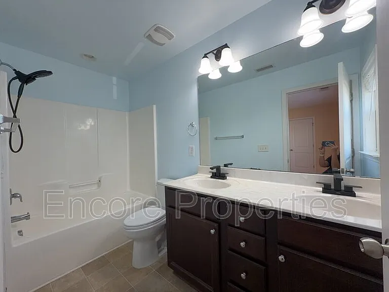 912 Custom Oak Ln — Photo 13