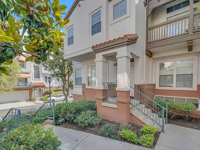2850 Ballesteros Ln — Photo 2