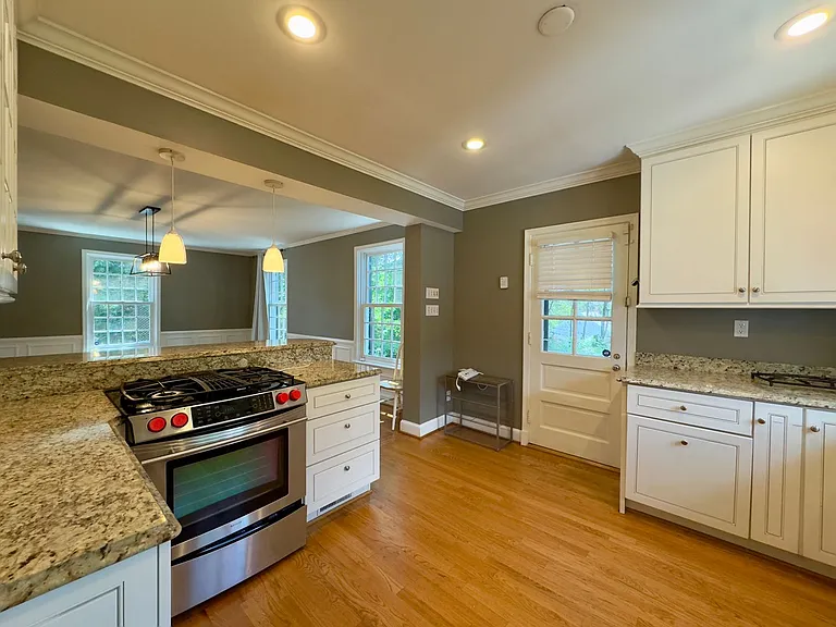 115 E Northern Pkwy — Photo 29