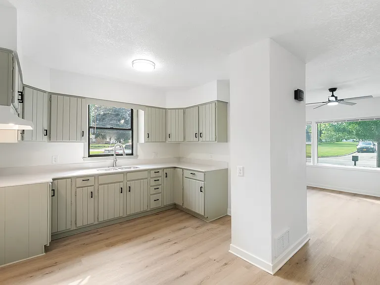 105 Sunset St — Photo 11