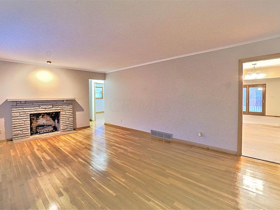 3rd image of 2715 Queensway Dr