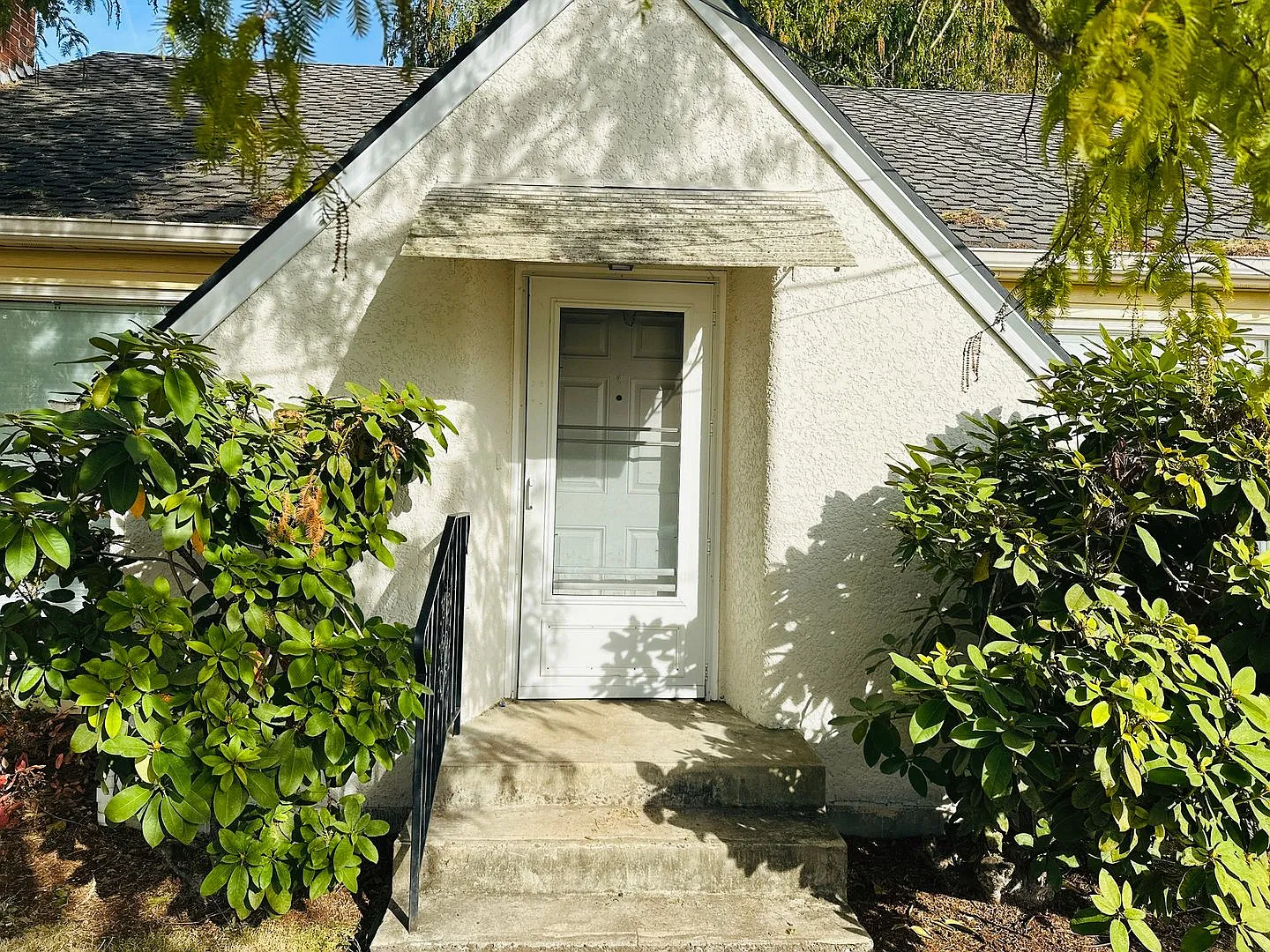 Charming Vintage Downtown Camas Bungalow — Photo 2