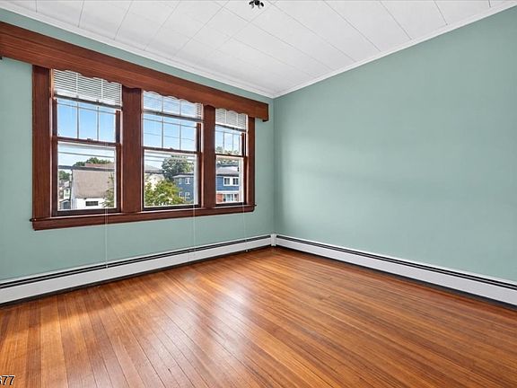 5th image of 627 Maple Ave