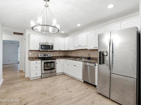 853 Garden Pointe Dr, Simpsonville, KY 40067