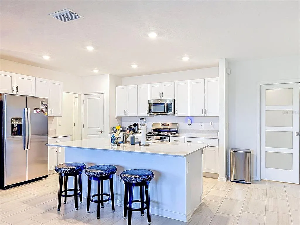 5 bed, 3.0 bath, 3326 sqft, $3,300 — Photo 2
