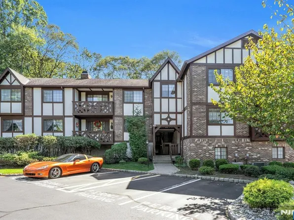 1008 Thoreau Ct, Mahwah, NJ 07430