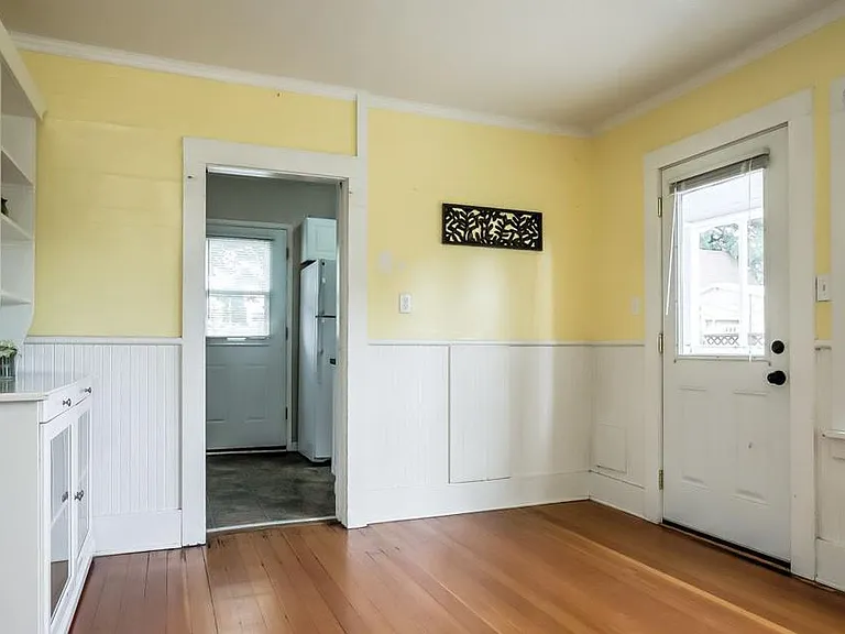 353 SW B Ave — Photo 3