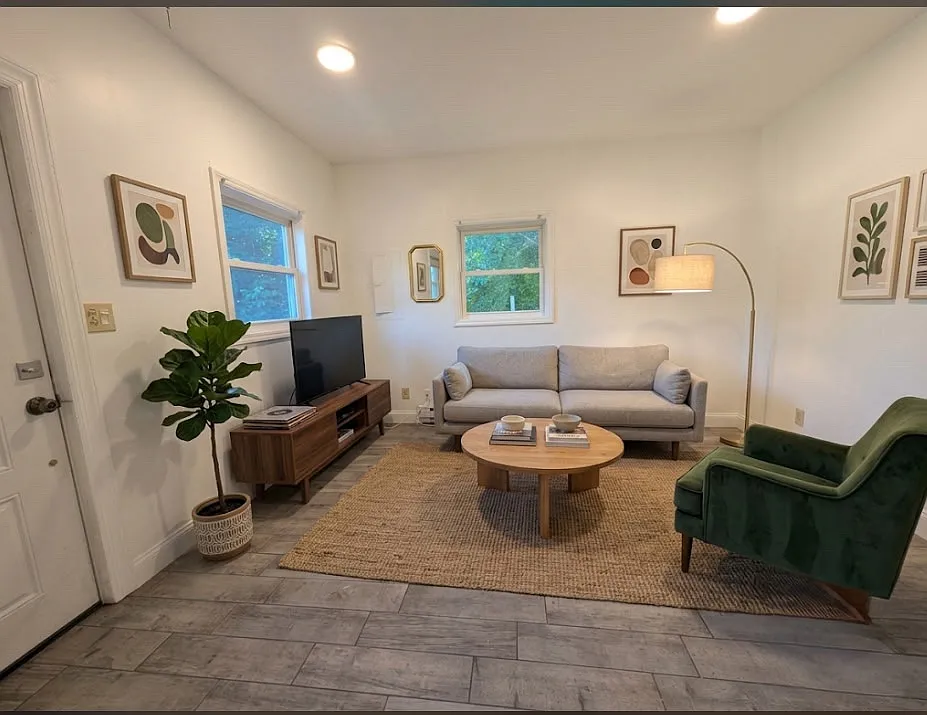 2 bed, 820 sqft, $1,800 — Photo 2