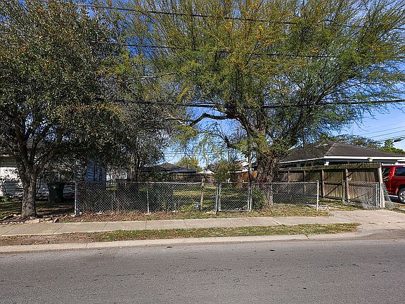 2nd image of 2722 Soledad St
