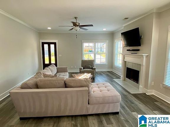 3rd image of 412 Sherwood Cir