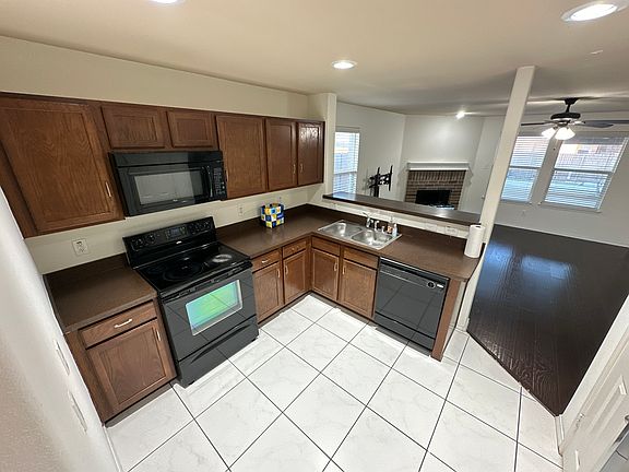 3rd image of 609 Blayke St