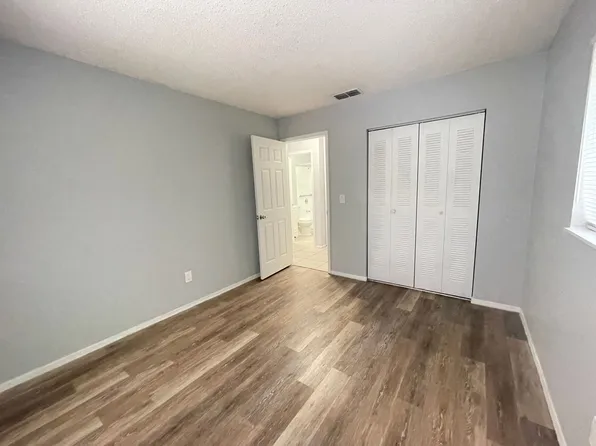 Lakeside Cove Apartments