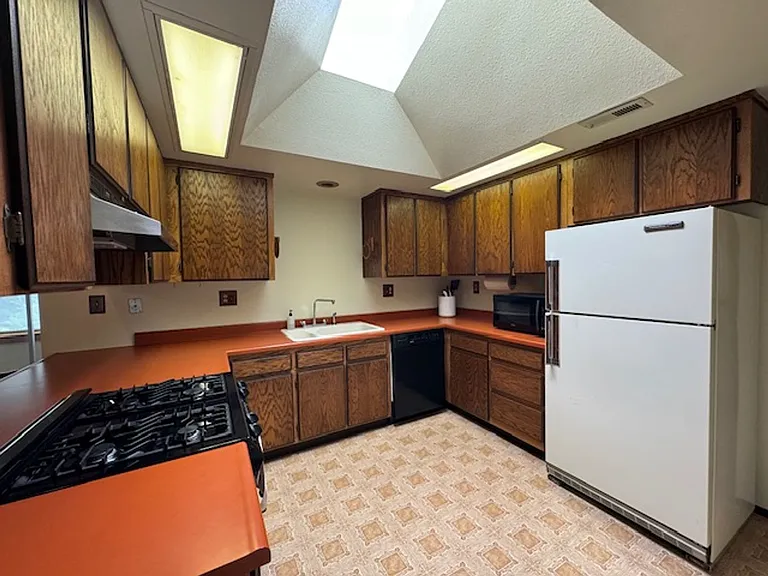 2437 Ridgewood Dr — Photo 37