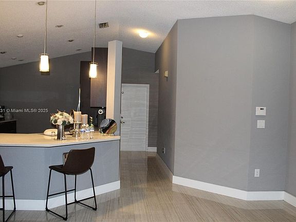 4th image of 16405 Sapphire St