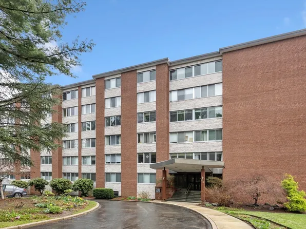 22 Chestnut Pl APT 607, Brookline, MA 02445