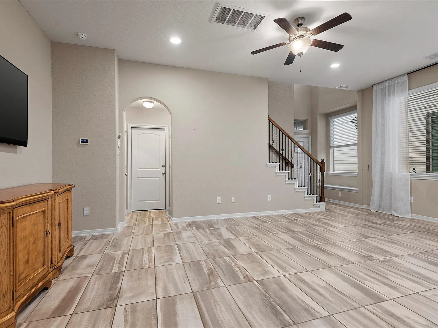 3 bed, 2.5 bath, 1907 sqft, $1,975 — Photo 4