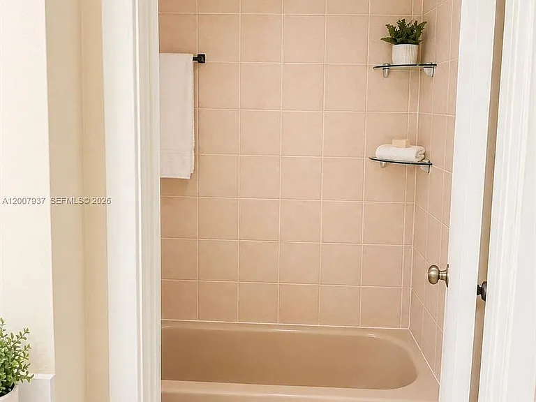 310 Fontainebleau Blvd #406 — Photo 6