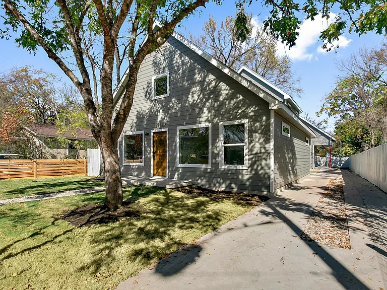 2712 E 3rd St #A — Photo 2