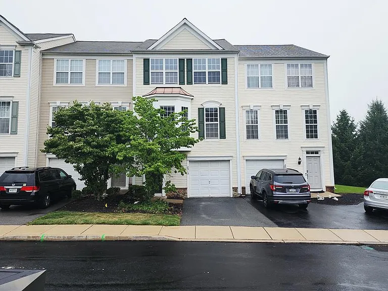 8513 Gateway Rd — Photo 1