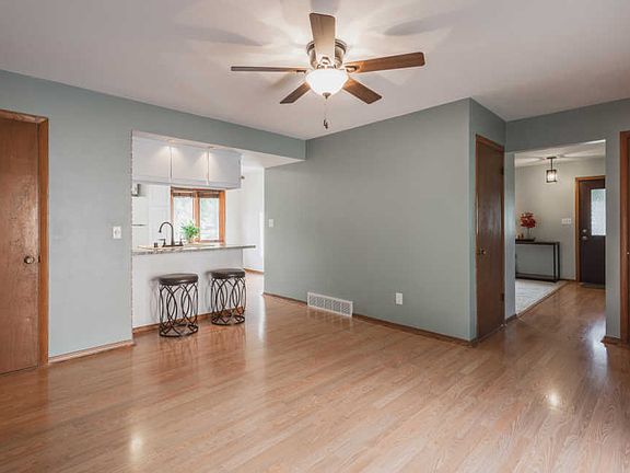 5th image of 611 E Lakeview Dr