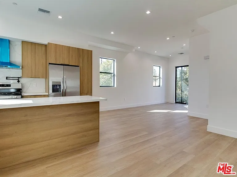 2817 1/2 S Redondo Blvd — Photo 10