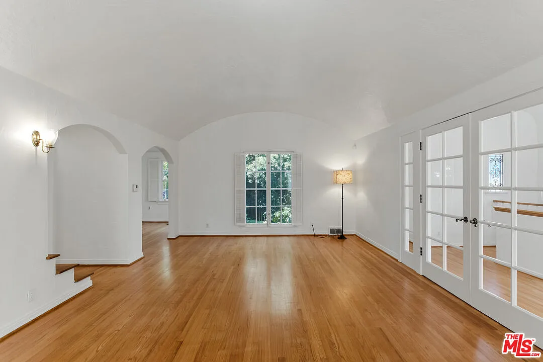3 bed, 2.0 bath, 1900 sqft, $7,600 — Photo 4