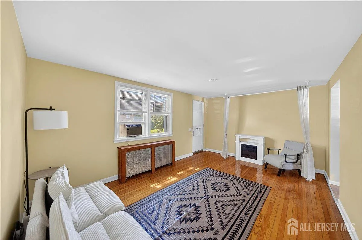 1 bed, 1.0 bath, $1,800 — Photo 2