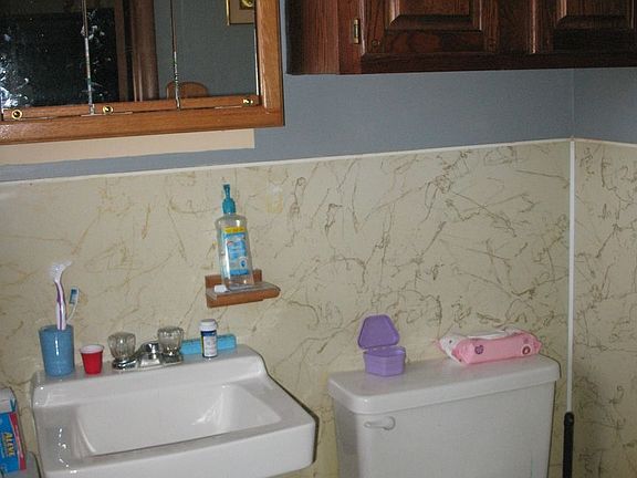 5th image of 426 Honey Ln