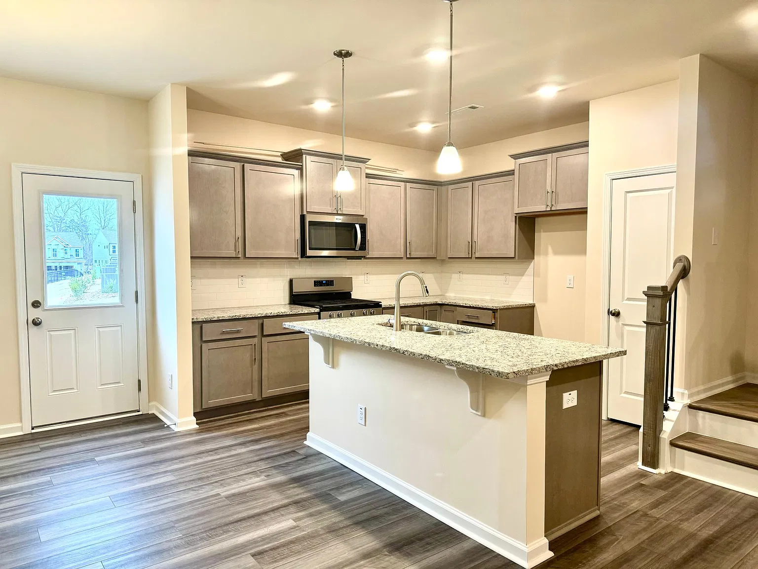 3 bed, 1558 sqft, $1,899 — Photo 3