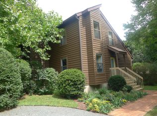 2206 Winterberry Dr, Chapel Hill, NC 27514