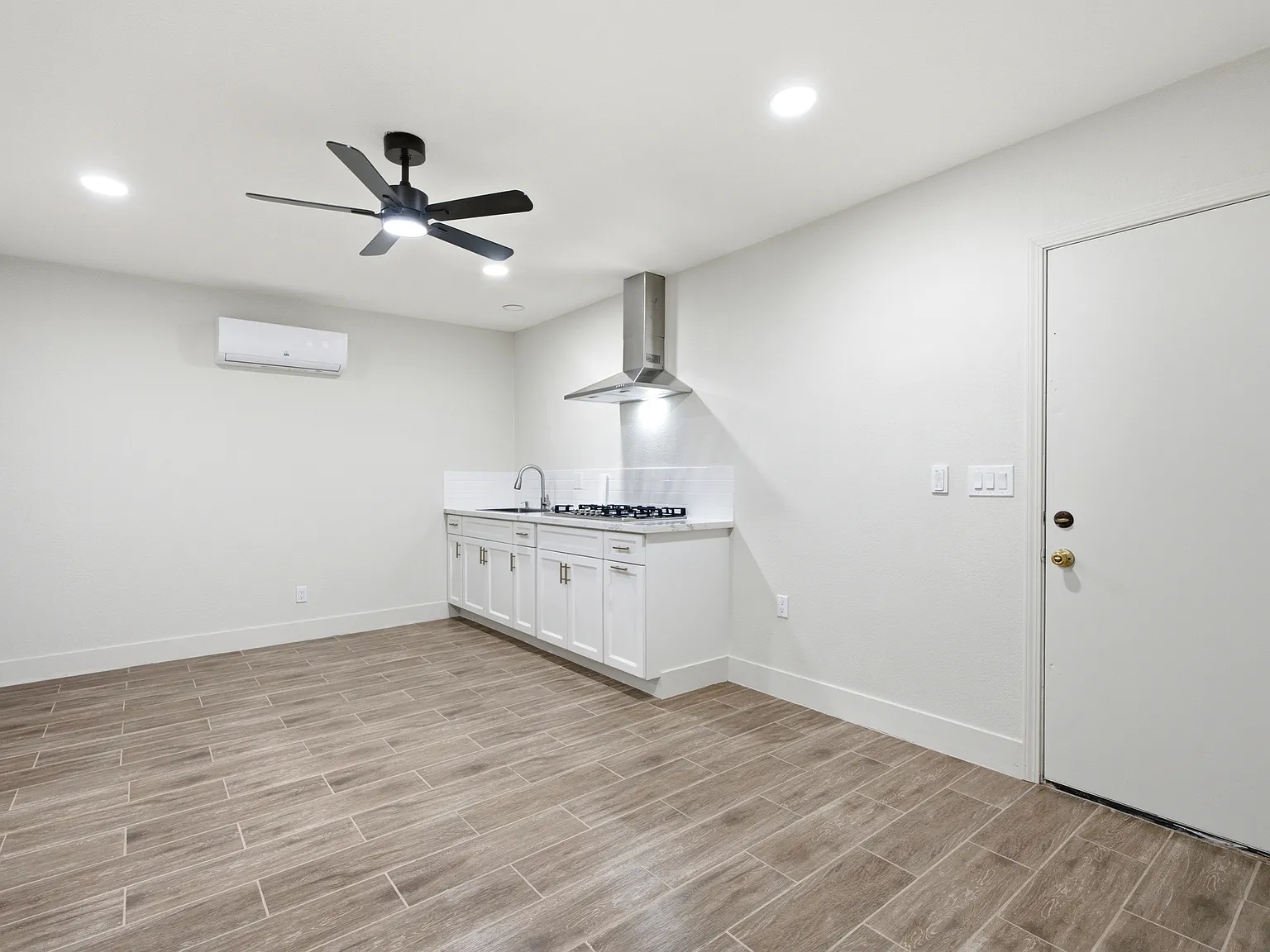 Studio, 600 sqft, $1,195 — Photo 2