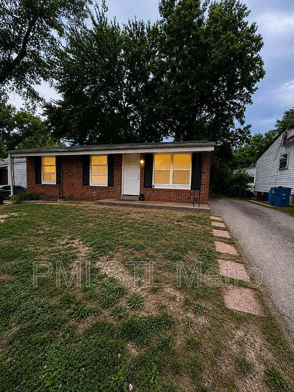 3 bed, 1.0 bath, 950 sqft, $1,310 — Photo 1