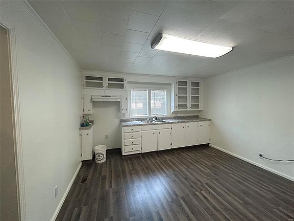4th image of 1402 N Main St