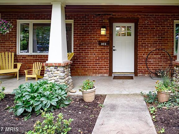 Class and Charming home - a lovely welcome.