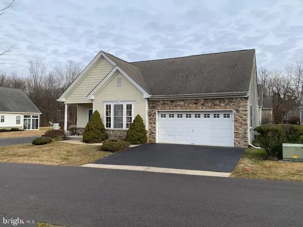 48 Goldfinch Dr, Hamilton, NJ 08690