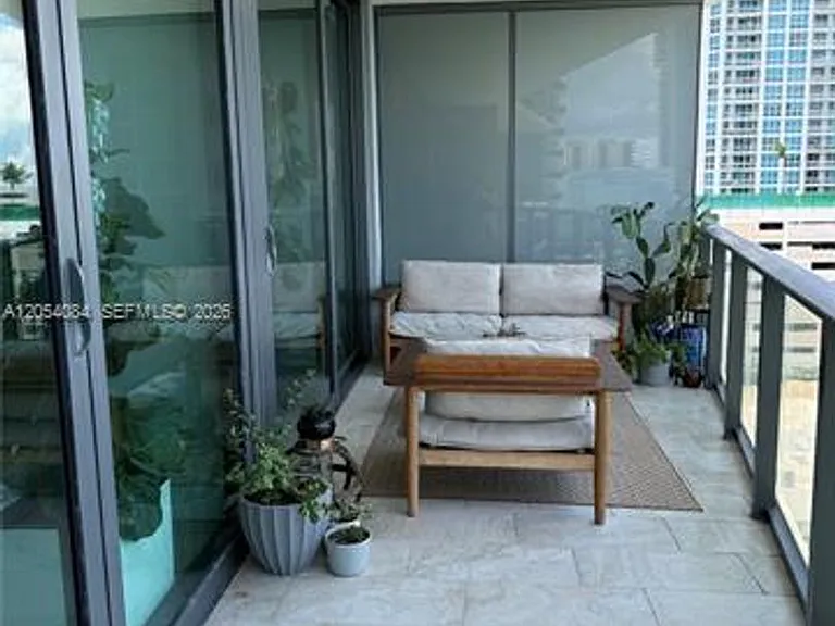 460 NE 28th St #CU-803 — Photo 14
